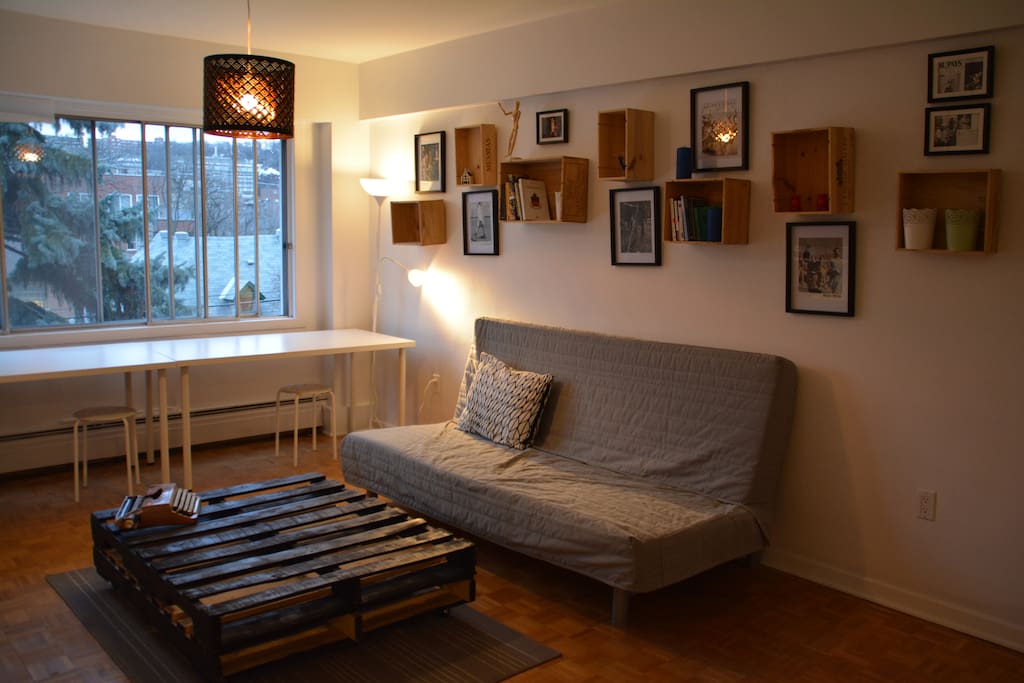 Le salon avec la lumière du soir.