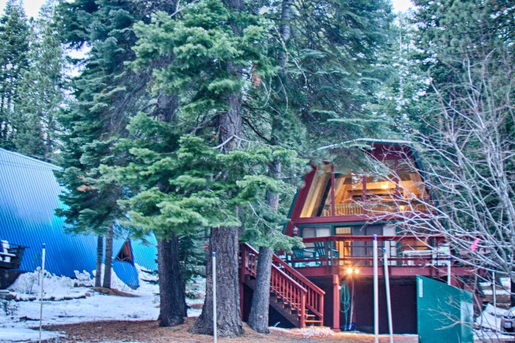 Colonial-style Gambrel cabin tucked away in Tahoe-Donner