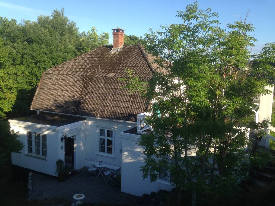 Huset sett litt ovenfra