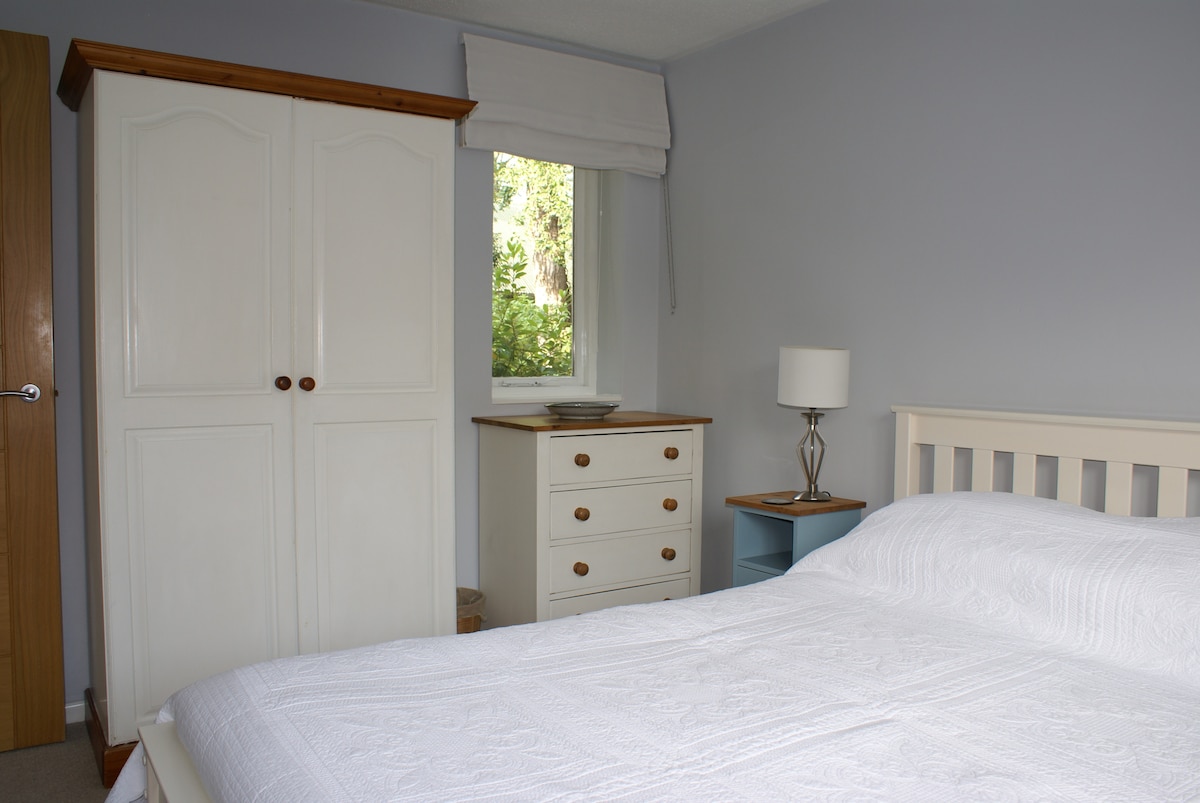 Dvokrevetna soba s pogledom na crkvu i vrt