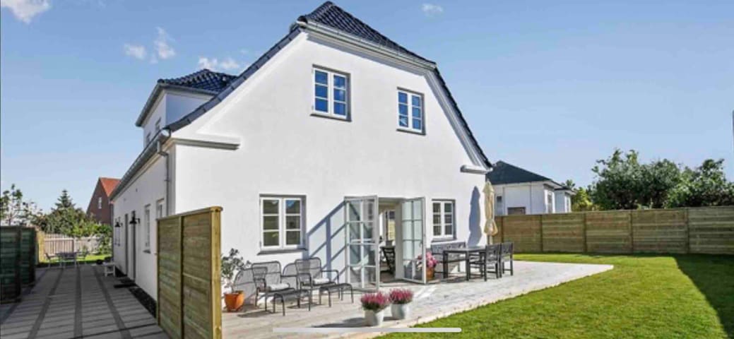 Dejligt hus tæt på strand, by & metro.