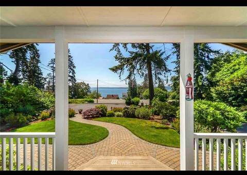 Incredible Puget Sound 4 Bedroom home w Hot Tub