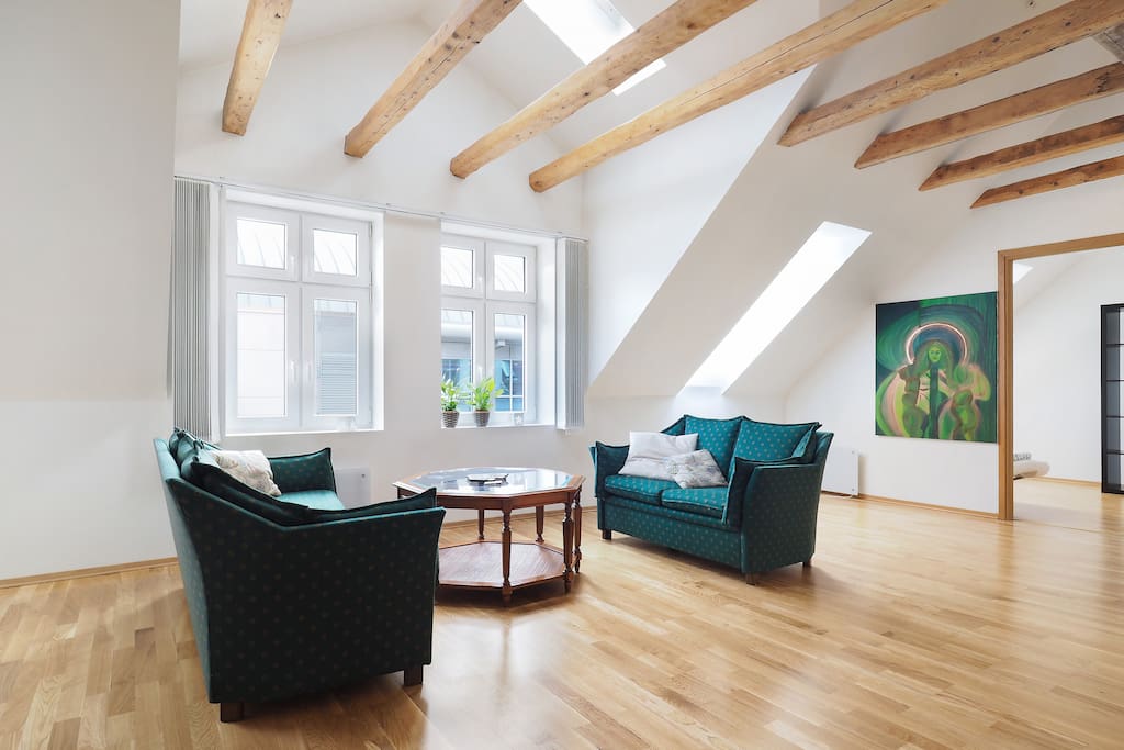 Apt covered with windows, also the ceiling