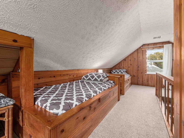 ห้องนอน 3 ชั้นบน - เตียงแฝด 2 หลัง