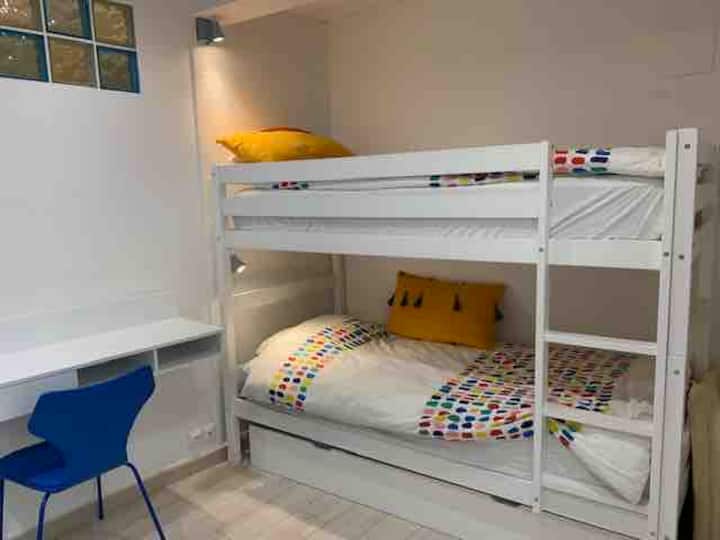 Dhoma e gjumit e fëmijëve me krevat të tretë