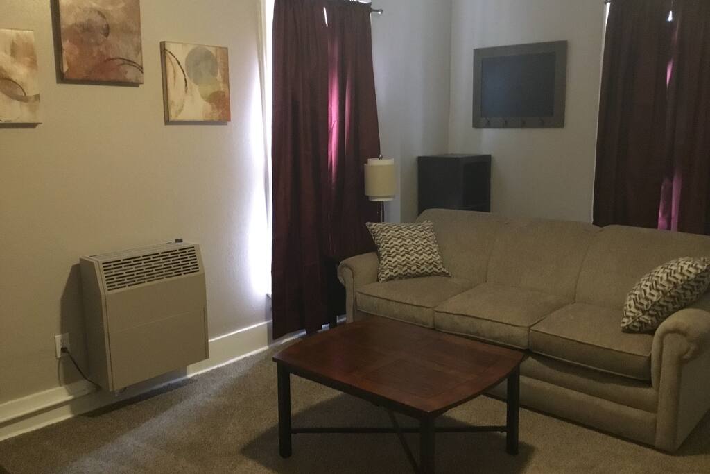 Living room w/ Queen Size Sofa Sleeper