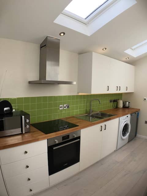 Popular Airbnb listing: Fig Tree Apartment Milton (Free Parking) in Milton