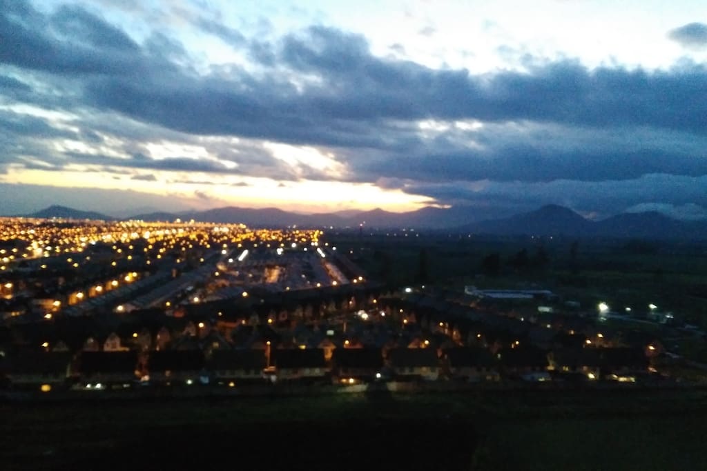Una terraza con una vista hermosa