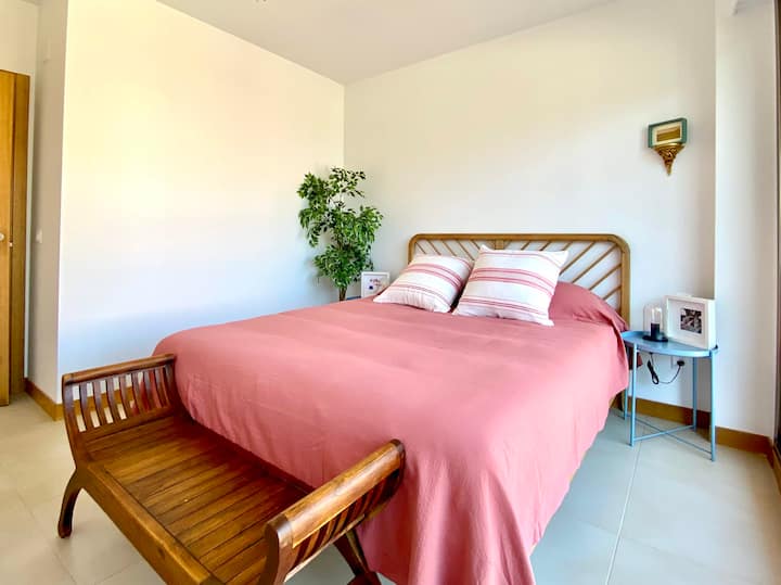 שני חדרי שינה זוגיים עם מיטת קווין סייז בגודל 160 x 200 ס"מ