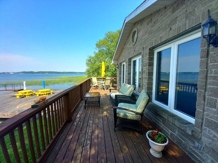 River View! Escape to Hideout's Tranquil Suite Guest suites for Rent