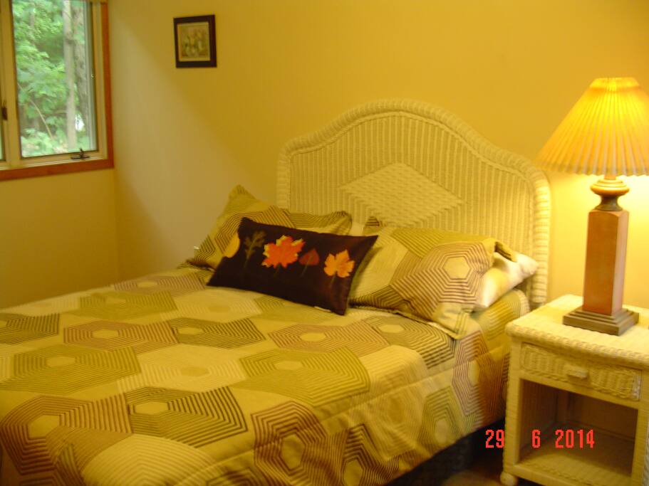 CLEAN LINENS AND BLANKETS
