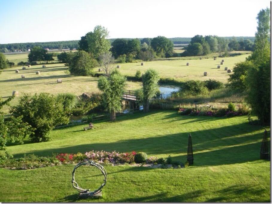 Vue de l'étage sur la propriété en bas la rivière "la Sarthe"