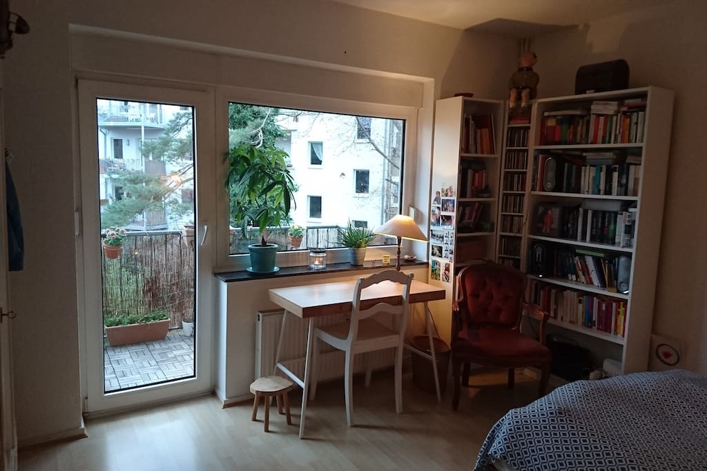 Schlafzimmer mit Blick auf den Balkon, Perspektive 2