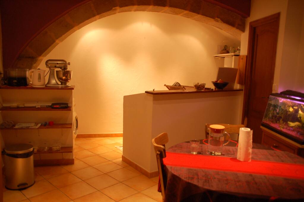 La cuisine est au rez-de-chaussée.