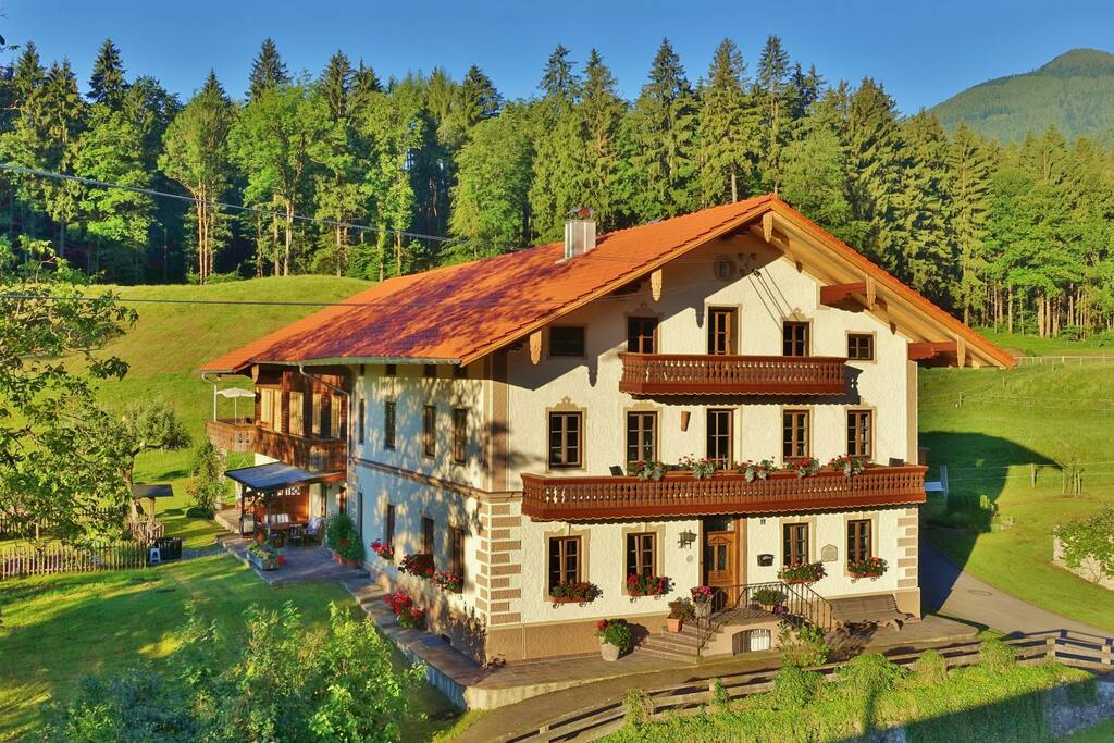 Vorderseite des Bauernhauses