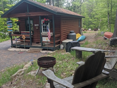 Super cozy mini cabin in the heart of Long Lake!