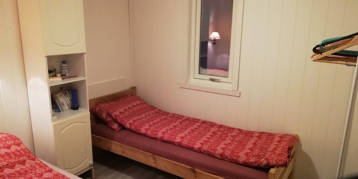 Ორი საწოლი საძინებელში