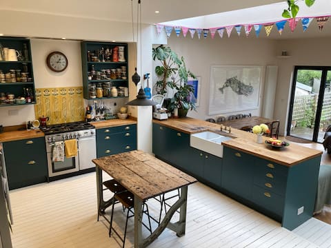 Spacious 4 bed family home with garden in Bristol
