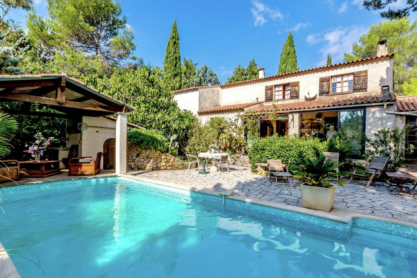 Komfortables Ferienhaus mit antiker Inneneinrichtung, Pool und ... Komfortables Ferienhaus mit antiker Inneneinrichtung, Pool und ...