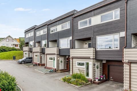 Terraced house w/3+ bedrooms & parking