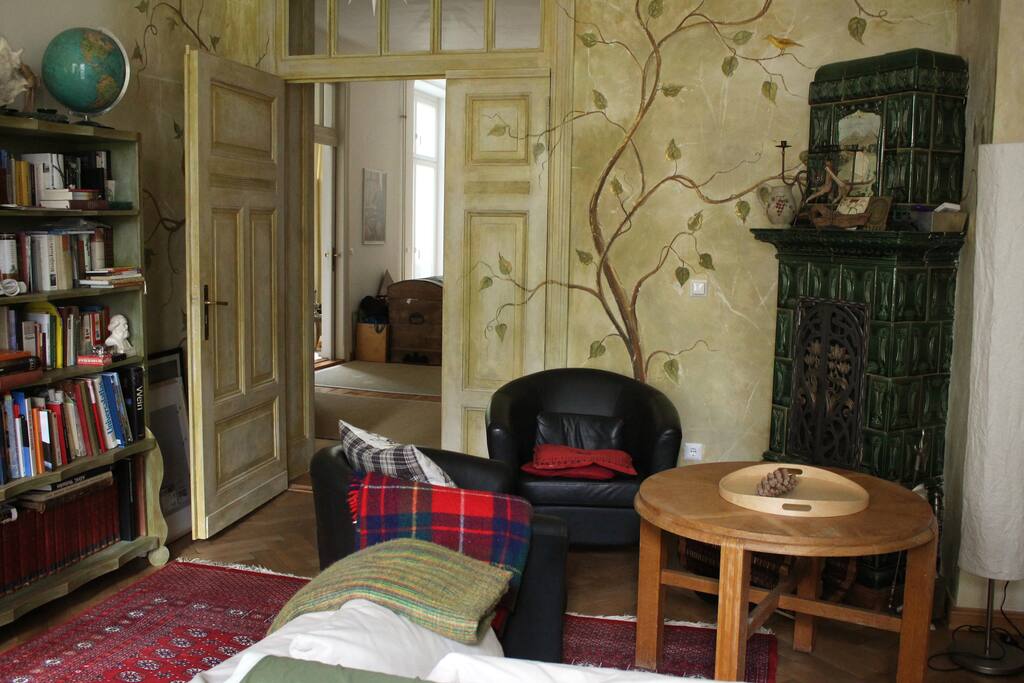 Das Wohnzimmer mit Schlafcouch und Kamin