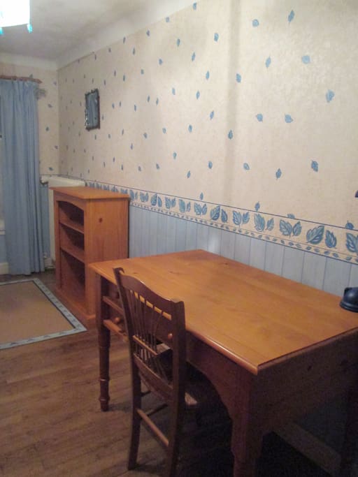 Le bureau et l'étagère