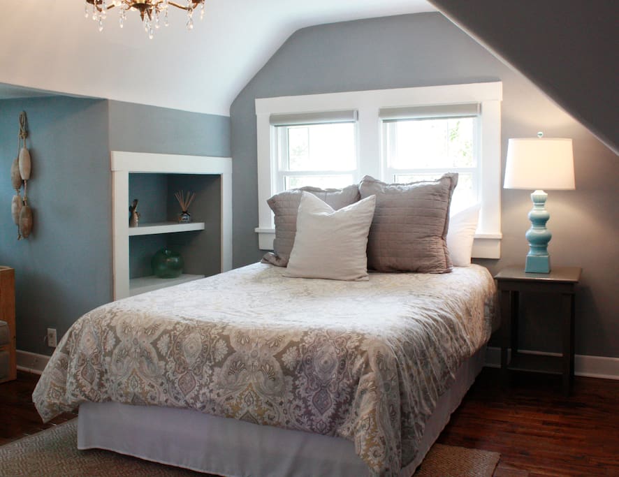 Laurel Bedroom, includes seating area