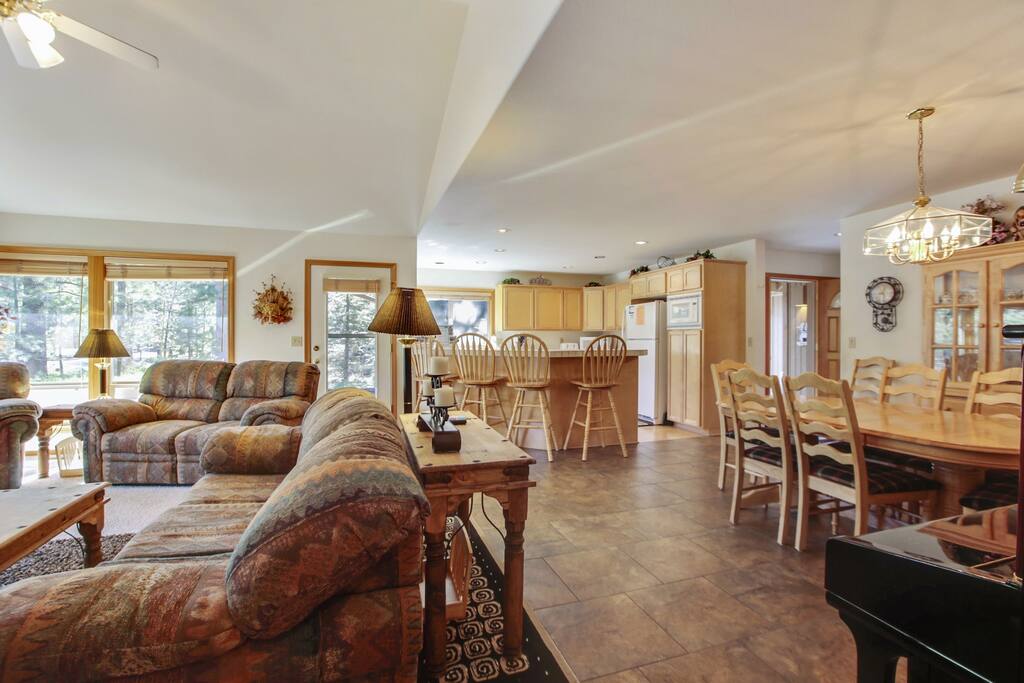 Couch,Furniture,Chair,Dining Room,Indoors