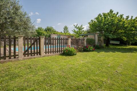 Stone cottage, air-conditioned and pool 13p