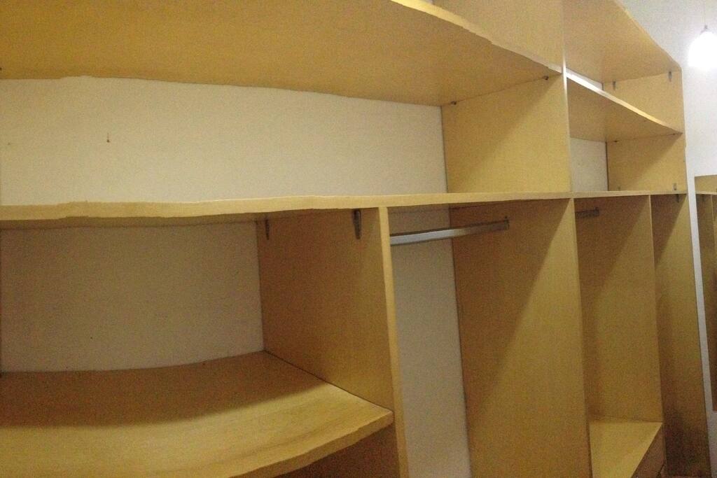 Closet mega espaçoso.
