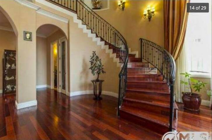 Beautiful spacious home/salt water pool in Encino. gallery image 3