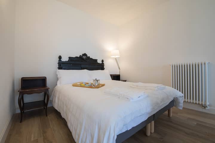 La cama doble en el departamento Oliva.