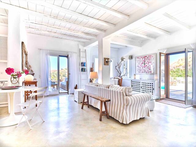 Villa with breathtaking bay and sunset views gallery image 4