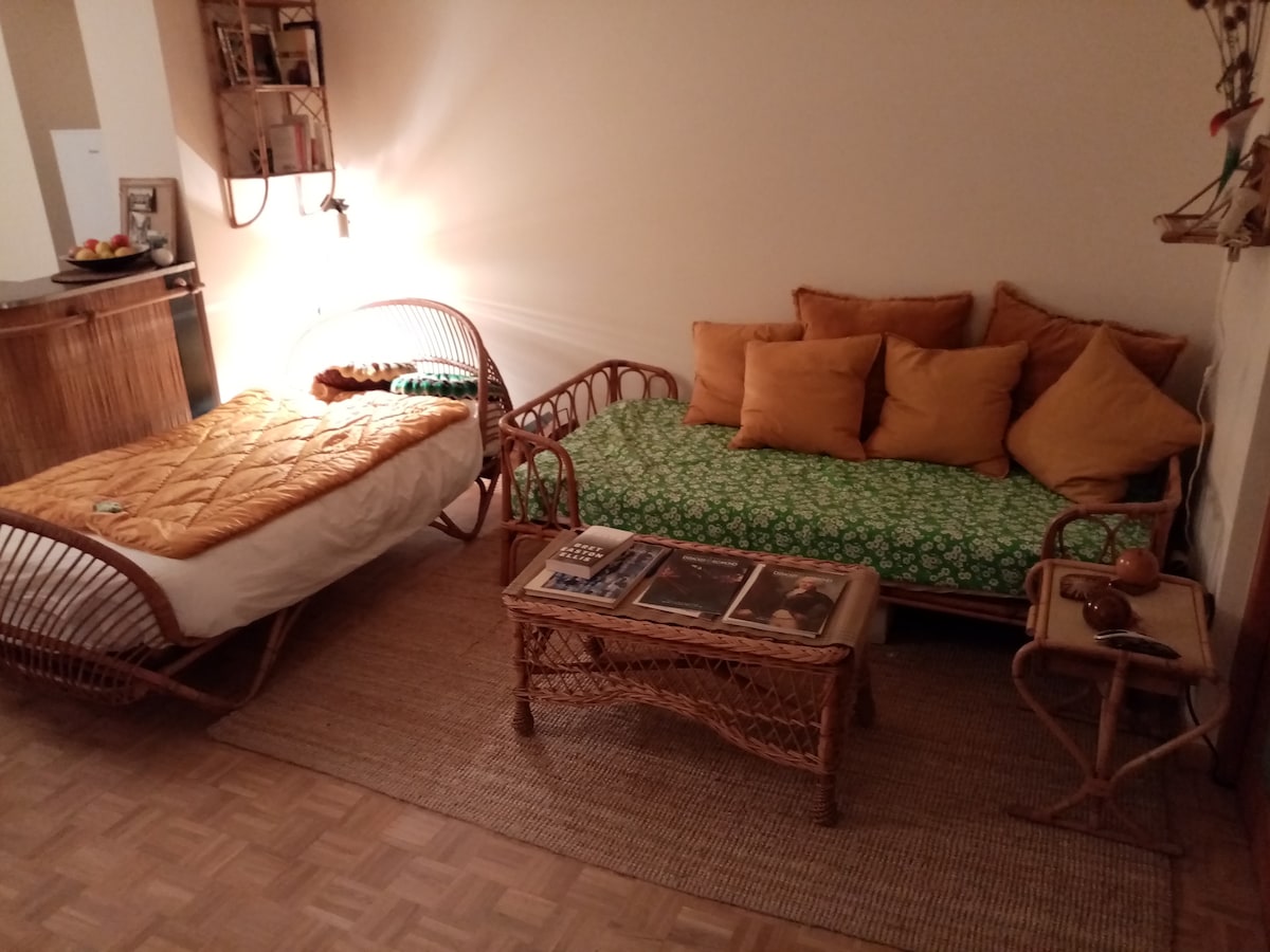 พื้นที่นั่งเล่นที่เปลี่ยนเป็นเตียงนอนสบาย 2 เตียงสำหรับเด็ก