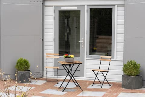 Casa Petite: holiday cottage with garden and parking