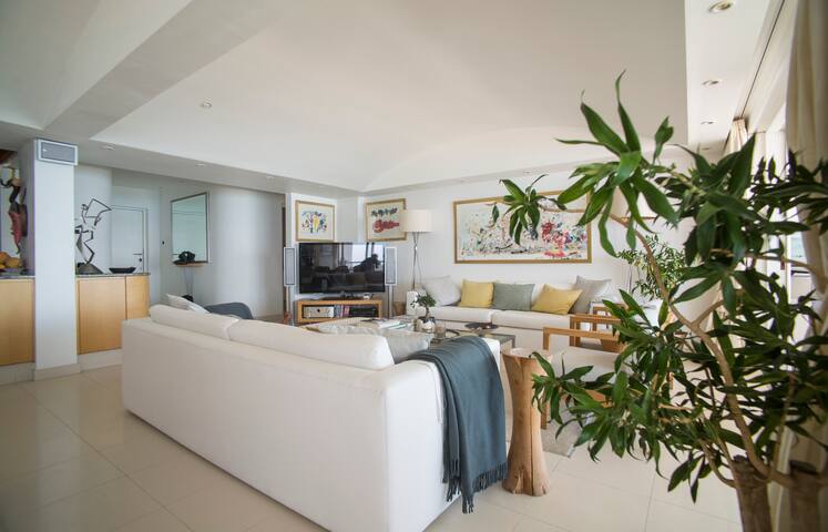 Beachfront apartment on Clifton gallery image 2