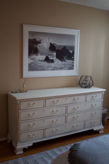 Top drawers available to you to unpack, organize, and truly feel at home.