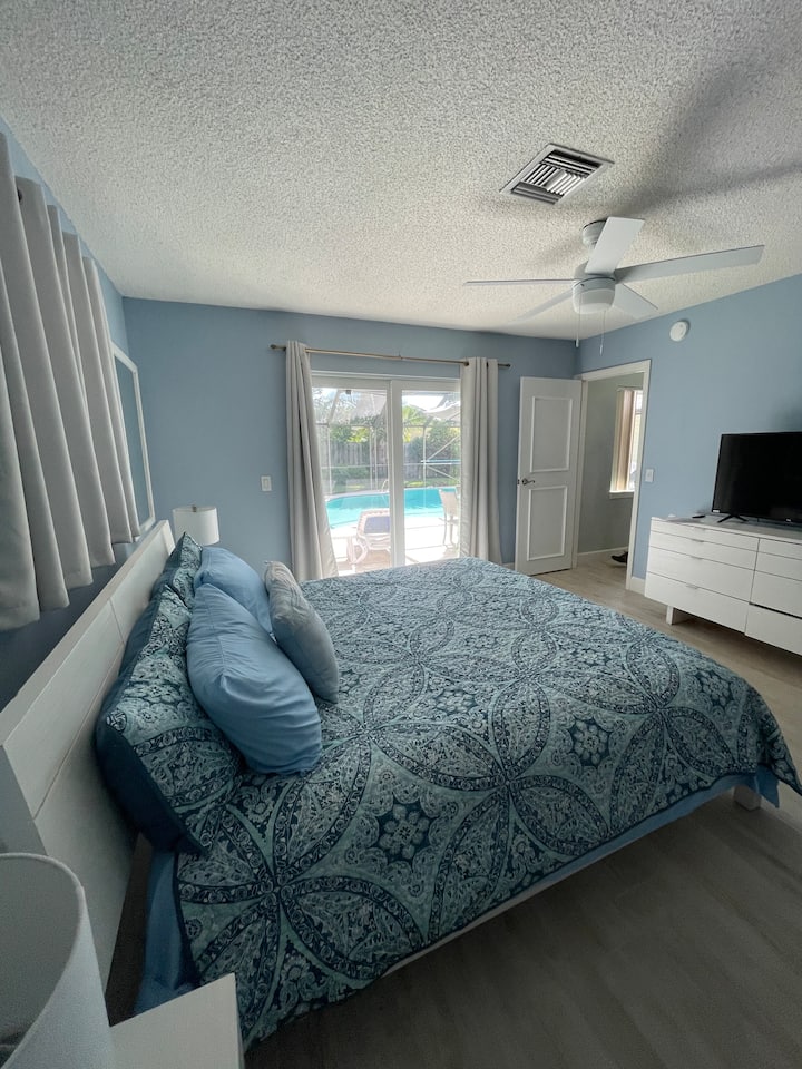 Основна спалня със свързана баня, голям дрешник, телевизор