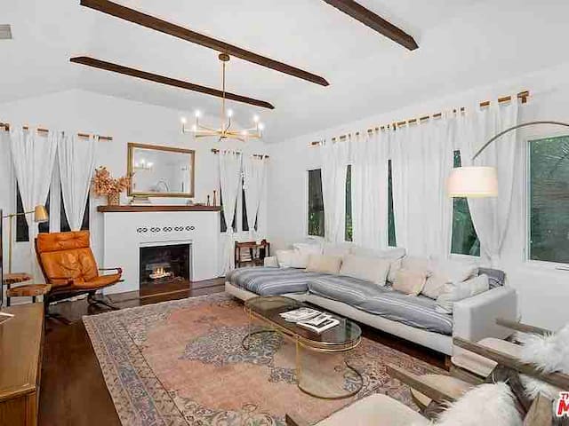 Stylish Spanish Style 3/2 Close to Everything