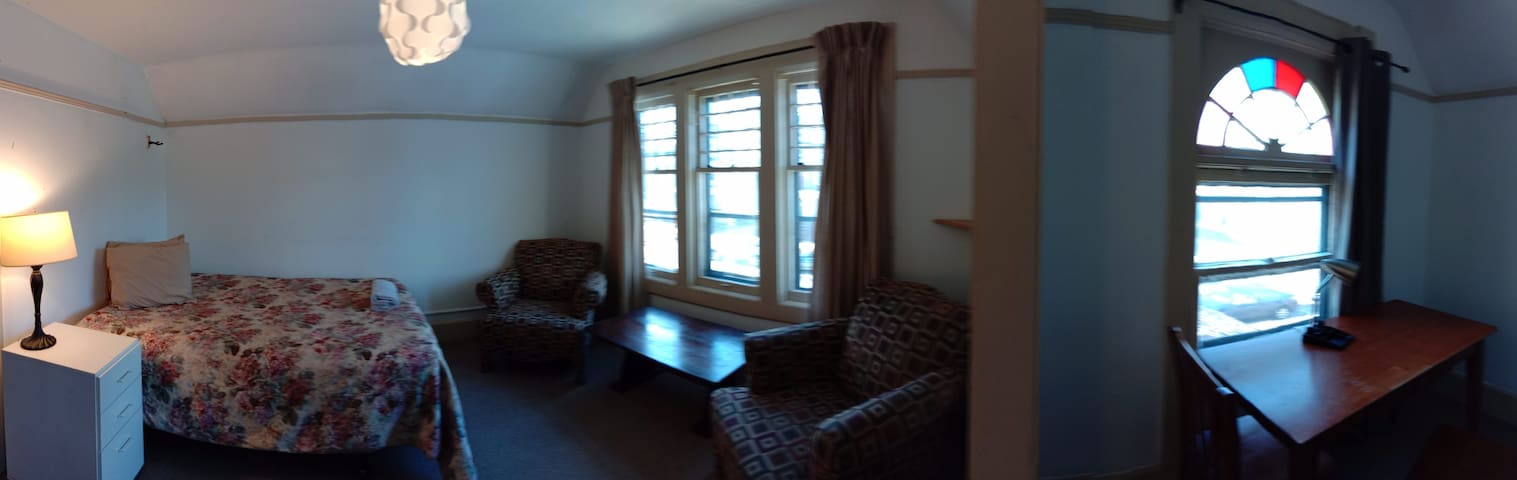 Large room 5min walk to State and medical campus