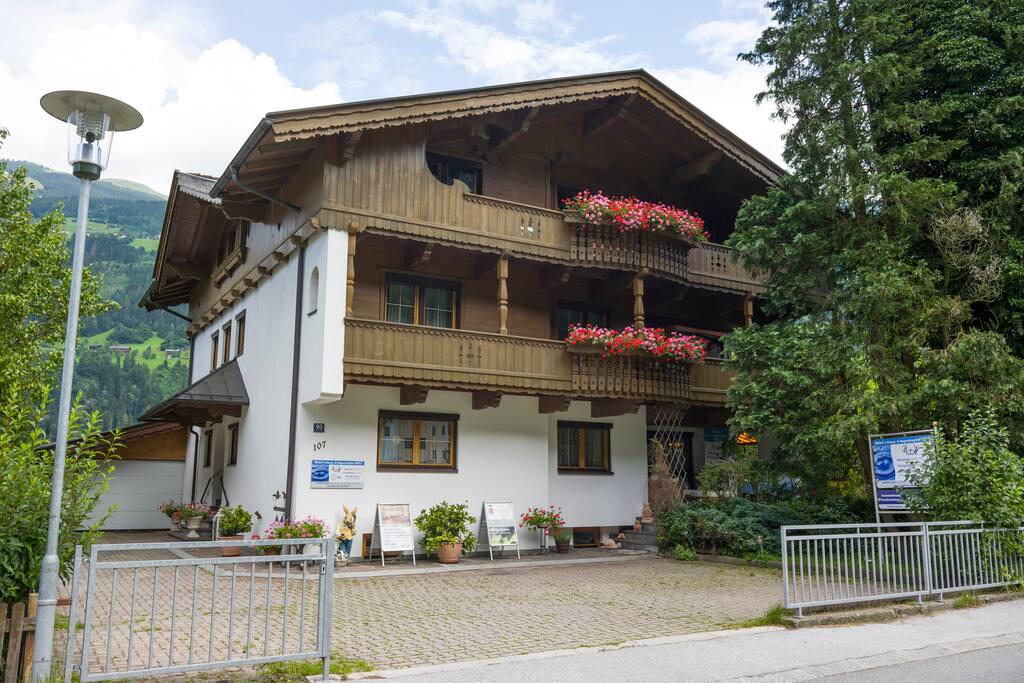 Ansicht Parkplatz Eingang