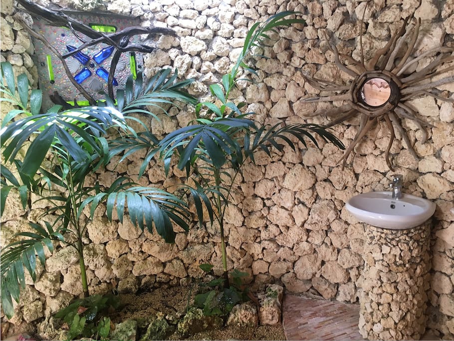 Unique outdoor bathrooms with driftwood, coral and plants brightens up your day