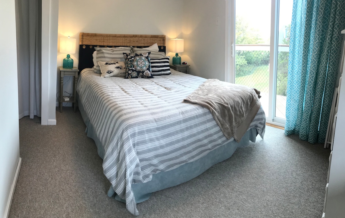 غرفة النوم الثانية: سرير بمقاس كبير