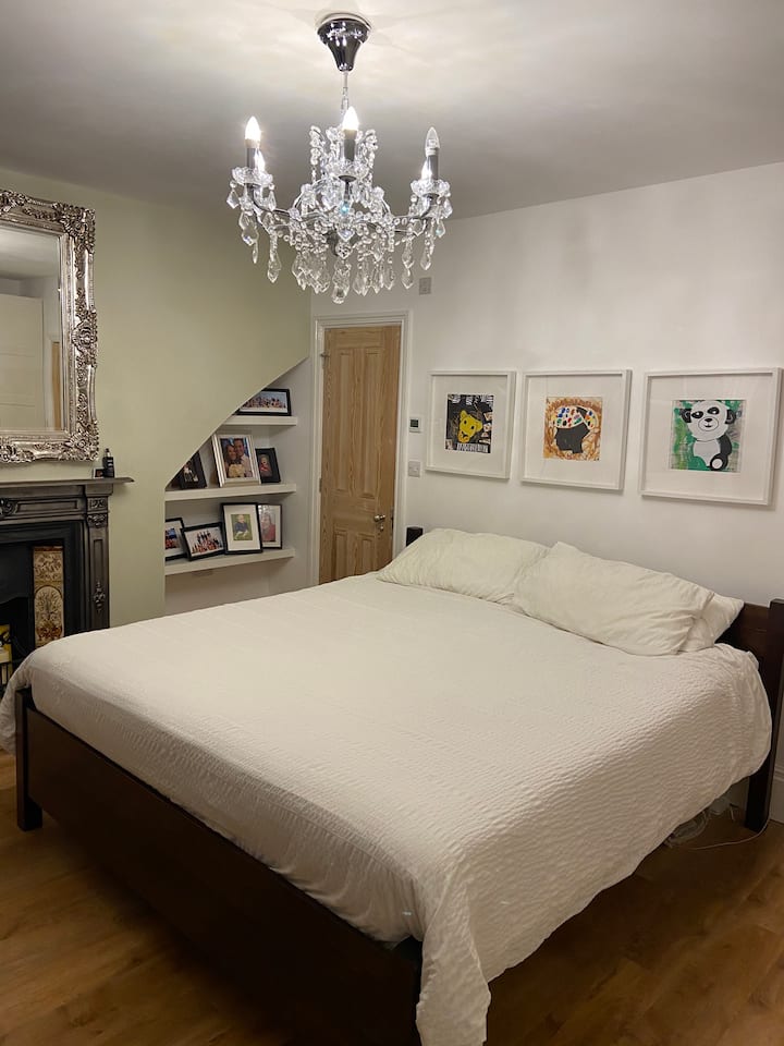 سرير سوبر كينغ في غرفة النوم الرئيسية مع غرفة استحمام داخلية 