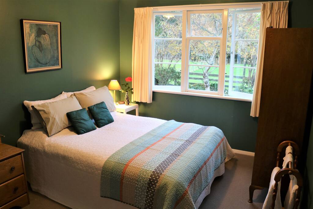Bedroom 1 - 1 x Queen