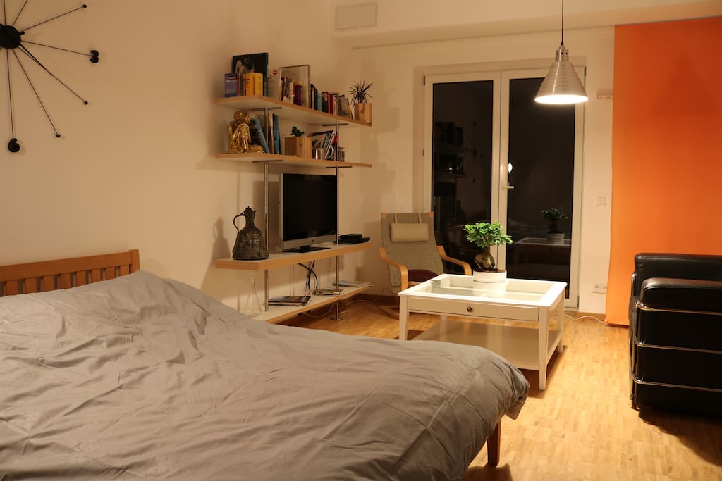 Wohnzimmer mit Couch und Fernseher