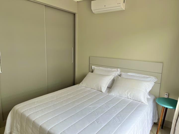 Krevat i rehatshëm në suitë. Kondicioner dhe kabinet i gjerë.
