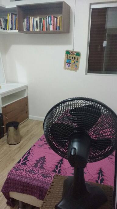 Cama de solteiro com ventilador disponível