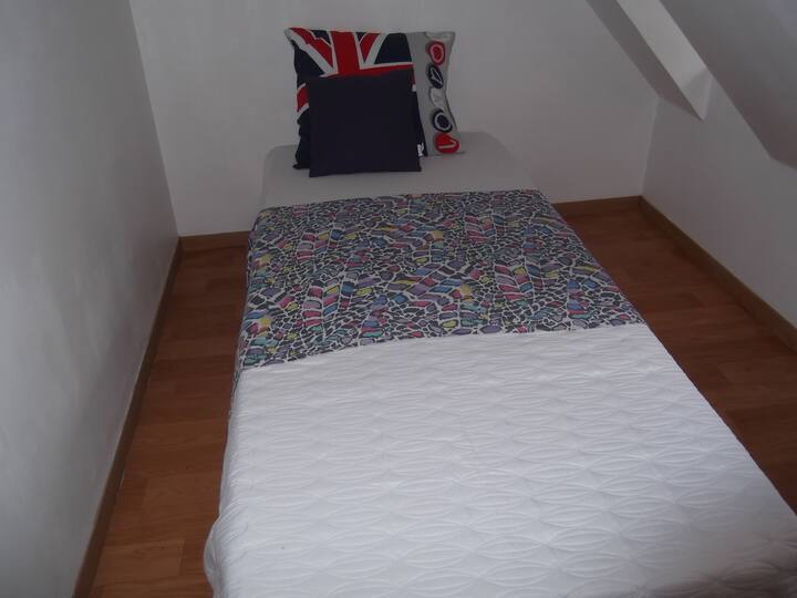 מיטת יחיד חדר שינה 2