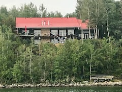 Stunning+Sylvan+Lake+Beach-Front+Home+with+View